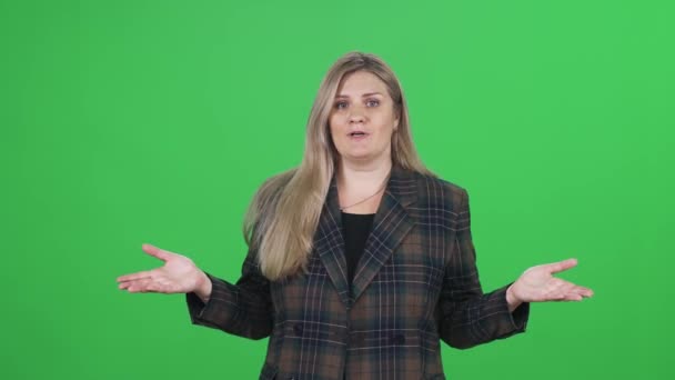 Žena Obleku Podívá Kamery Mluví Zeleném Pozadí Trenér Diriguje Lekci — Stock video