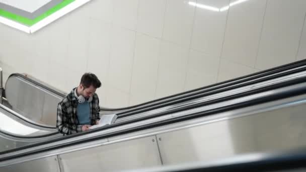 Handgeführter Fokussierter Student Fährt Eine Rolltreppe Der Bahn Während Ein — Stockvideo