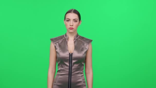Kobieta Pozowanie Aktor Kobieta Brązowej Sukience Pokazuje Negatywny Zakazujący Gest — Wideo stockowe