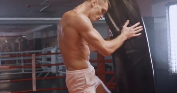 Kickboxing Luchador Atlético Hombre Entrena Sus Golpes Bate Saco Boxeo — Vídeos de Stock