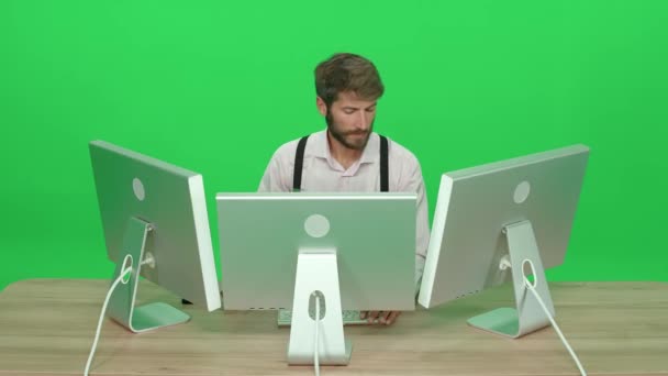 Skupienie Dewelopera Pracującego Komputerze Przy Biurku Zielone Tło Człowiek Pracujący — Wideo stockowe