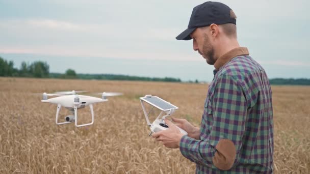 Agricultura Hombre Agricultor Controlar Quadcopter Mientras Que Pie Campo Del — Vídeos de Stock
