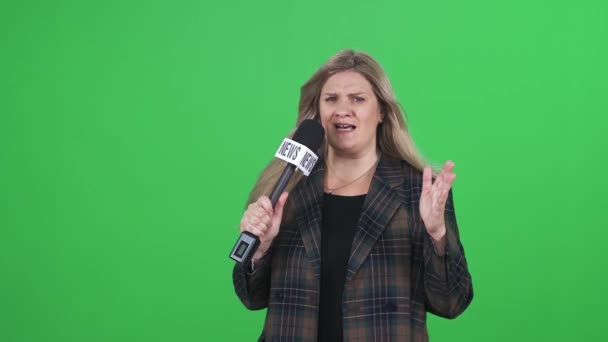 Větrné Počasí Žena Obleku Podívá Kamery Mluví Mikrofonu Zeleném Pozadí — Stock video