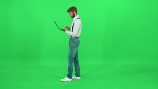 Dyrektor Artystyczny Pracuje Laptopie Wpisując Korzystając Laptopa Podróży Zielone Tło — Wideo stockowe