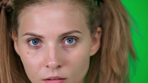 Portretul Unei Femei Caucaziene Frumoase Femeie Blondă Uită Cameră Zâmbește — Videoclip de stoc