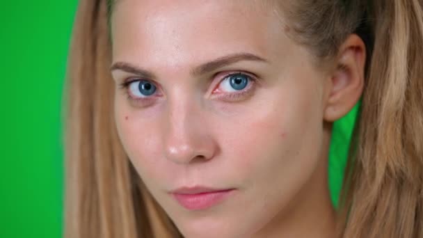 Porträtt Glad Kaukasiska Kvinnor Vacker Blond Kvinna Tittar Kameran Och — Stockvideo