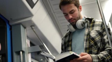 El bilgisayarı, genç adam metroya biner ve kitap okur, bir öğrenci üniversiteye okumaya gider, sabah toplu taşıma araçlarıyla..