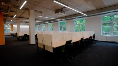 Statik arkaplan, bir ofis alanı ve boş çalışma alanları, doğal ışıklandırma, kromakey için arkaplan şablonu.