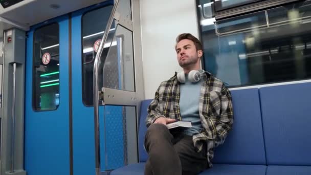 Odaklanmış Genç Adam Metroya Biniyor Düşüncelere Düşüncelere Dalmış Öğrenci Toplu — Stok video