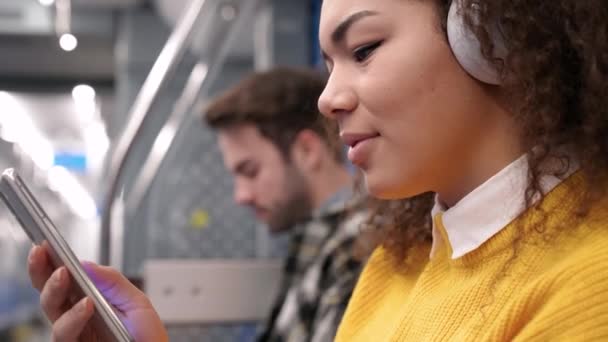 Młodzi Studenci Jeżdżą Metrem Słuchają Muzyki Słuchawkami Korzystają Smartfonów Surfują — Wideo stockowe