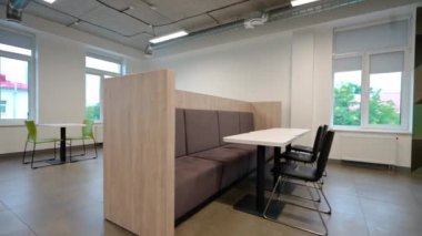 İnsansız boş bir ofis odası, doğal ışıklandırma, ofis mutfağı manzarası ve yemek yiyecek bir yer, kromakey için arka plan şablonu..