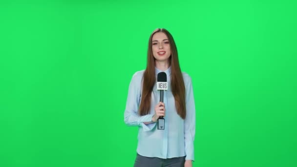 Mulher Repórter Olha Para Câmera Fala Fundo Verde Modelo Para — Vídeo de Stock