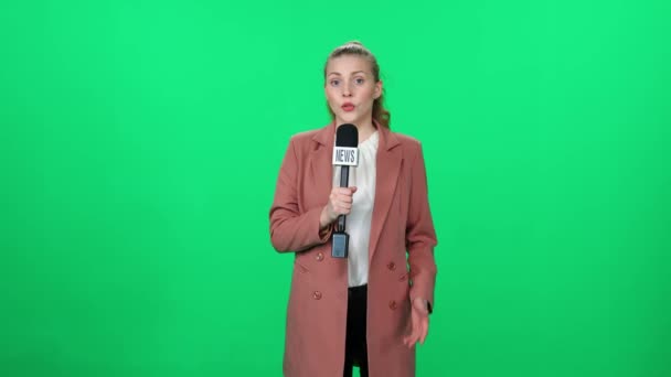 Ostatniej Chwili Reporterka Wiadomości Kobieta Mówi Mikrofonu Zielonym Tle Patrzy — Wideo stockowe