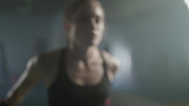 Mulher Poder Mulher Cansada Lutador Treina Seus Socos Bate Saco — Vídeo de Stock