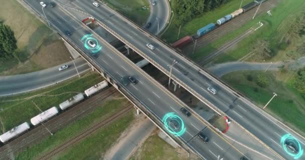 铁路附近的公路 公路交叉口的汽车交通 人工智能技术 运动图形 交通跟踪系统可视化 铁路货运列车 — 图库视频影像