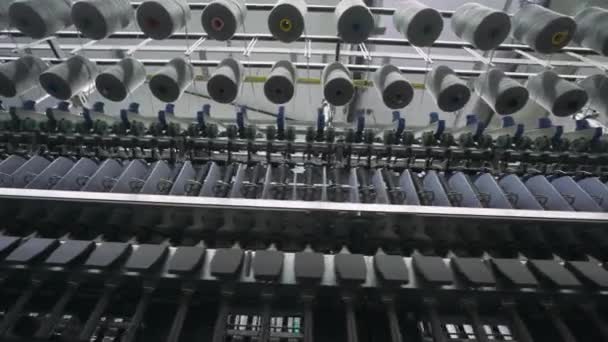 Wirująca Fabryka Produkcja Tkanin Nici Jedwabiu Lnu Syntetyki Widok Szpul — Wideo stockowe