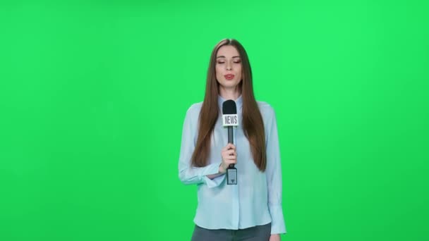 Mladá Reportérka Dívá Kamery Mluví Zelené Pozadí Šablona Pro Televizní — Stock video