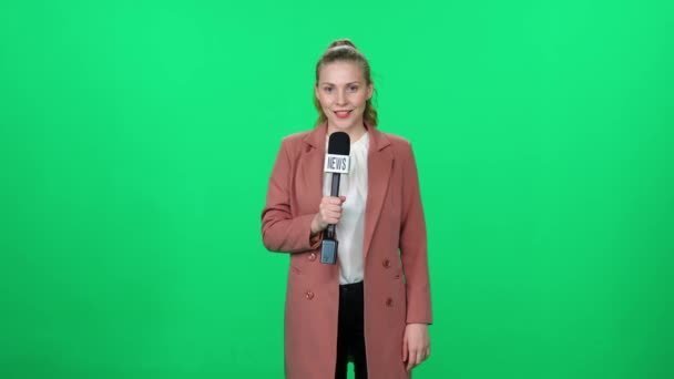 News Woman News Reporter Speaks Microphone Green Background Looks Camera — Stock Video