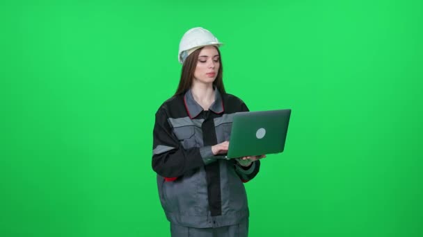 Portret Van Een Gefocuste Vrouw Werknemer Een Uniform Beschermende Helm — Stockvideo