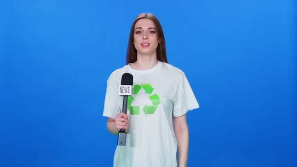 Ekoaktivistka Dívá Kamery Mluví Modrém Pozadí Šablona Pro Televizní Agentury — Stock video