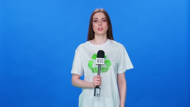 Ekologie Žena Ekoaktivista Podívá Kamery Mluví Modrém Pozadí Šablona Pro — Stock video