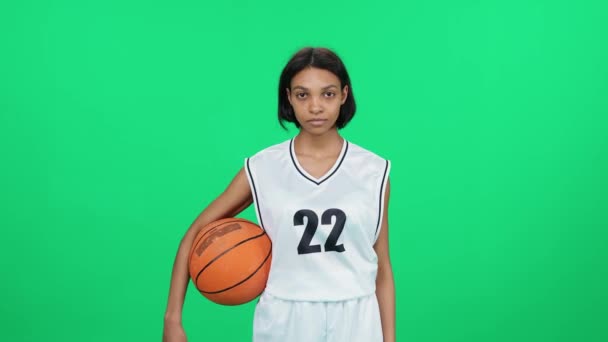皮肤苍白 皮肤苍白 皮肤发白的女人 篮球运动员手里拿着球 职业篮球运动员手拿着球在室内操场上 — 图库视频影像