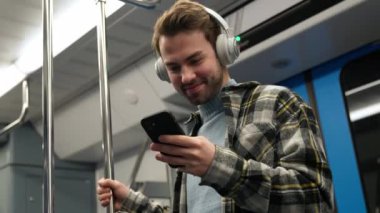 Kablosuz kulaklıklı neşeli bir adam metroya biniyor, akıllı telefon kullanıyor ve internette sörf yapıyor, bir öğrenci üniversiteye okumaya gidiyor, sabah toplu taşıma aracıyla..