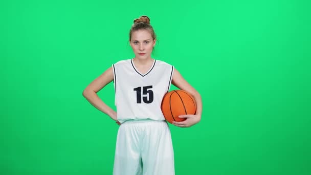 Ciddi Neşeli Sporcu Kadın Kromatonda Basketbolcu Topu Elinde Tutuyor Profesyonel — Stok video