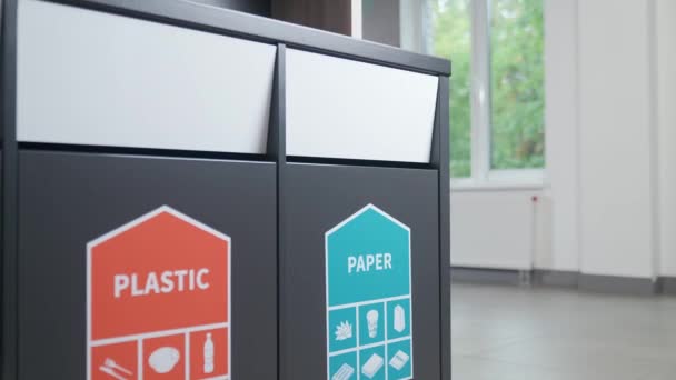 Afvalrecyclage Gescheiden Afvalverwerking Een Kantoormedewerker Gooit Karton Een Container Voor — Stockvideo