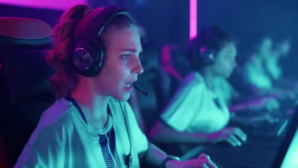 Weibliche Spieler Mit Kopfhörern Spielt Ein Videospiel Cyber Sportler Beim — Stockvideo