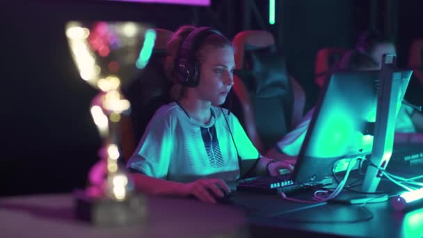 ヘッドフォンの女性ゲーマー ゲームでビデオゲーム サイバースポーツマン プレイヤー間のコミュニケーション トーナメント — ストック動画