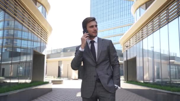 Geschäftsmann Top Manager Anzug Steht Der Nähe Eines Gläsernen Wolkenkratzers — Stockvideo