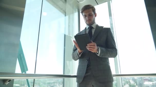 Biznesmen Młody Top Manager Wchodzi Szczyt Windy Używa Tabletu Jeździ — Wideo stockowe