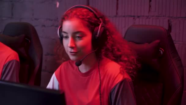 ヘッドフォンの若いゲーマー ゲームでビデオゲーム サイバースポーツマン プレイヤー間のコミュニケーション ゲームトーナメント — ストック動画