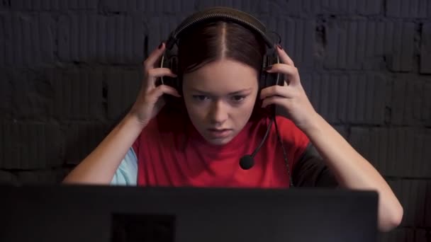 ベラルーシ ミンズ October 2019 ヘッドフォンの若いゲーマー ゲームでビデオゲームを果たしています 選手間のコミュニケーション ゲームトーナメント — ストック動画