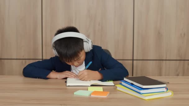 Distans Lärande Asiatisk Tonåring Pojke Trådlös Hörlurar Sitter Skrivbordet Vardagsrummet — Stockvideo