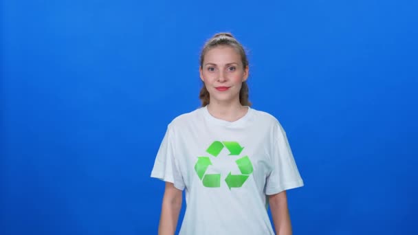 Ecologia Mulher Ecoativista Olha Para Câmera Segurando Uma Lata Rega — Vídeo de Stock
