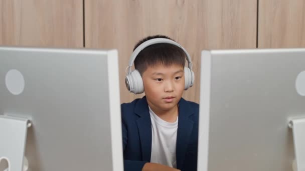 Asiático Chico Trabajando Mientras Sentado Escritorio Casa Adolescente Chico Trabajando — Vídeo de stock