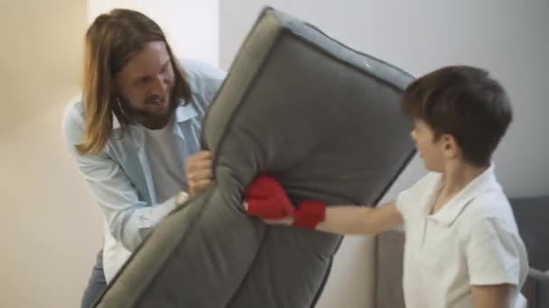 Kendini Izole Etme Baba Oğul Boks Oynuyor Elinde Kırmızı Eldivenli — Stok video