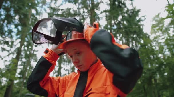 Portrét Dřevorubce Stojícího Lese Specialistky Ochranné Vybavení Zavře Hledí Kamery — Stock video