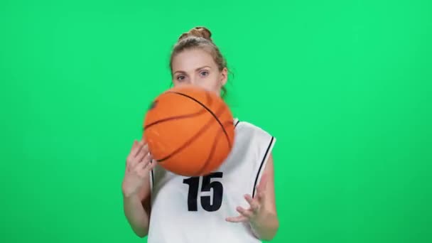 Fröhliche Sportliche Frau Auf Einem Chromakey Basketballspieler Werfen Den Ball — Stockvideo