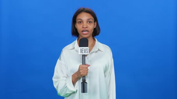 Breaking News Dark Skinned Woman News Reporter Speaks Microphone Blue — Stock Video