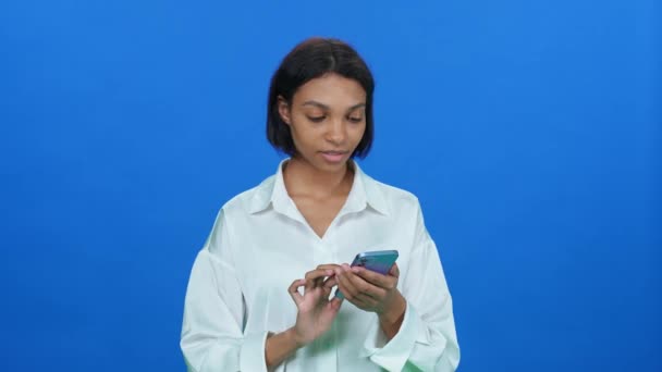 온라인 셔츠에 감정적 어두운 여자는 제품을 스마트 사용하여 온라인으로 성공적인 — 비디오