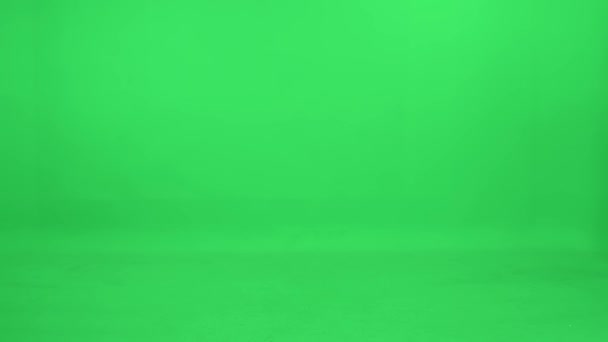 Веселий Чоловік Білій Сорочці Ходить Зеленому Тлі Танцює Слухає Музику — стокове відео