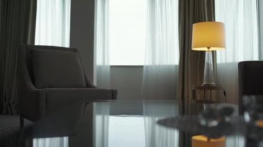 Bulanık bir görüntü, yaşlı bir mühendis otel odasına girer ve pencereye yaklaşır, gri saçlı mimar iş gezisinde, düşünme süreci, otele giriş..