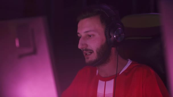 Porträt Eines Fokussierten Mannes Gamer Mit Kopfhörer Spielt Ein Videospiel — Stockvideo