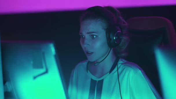 Retrato Una Jugadora Femenina Emocional Auriculares Juega Videojuego Deportista Cibernética — Vídeos de Stock