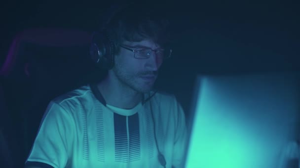 Retrato Homem Gamer Fones Ouvido Joga Jogo Vídeo Cyber Desportista — Vídeo de Stock