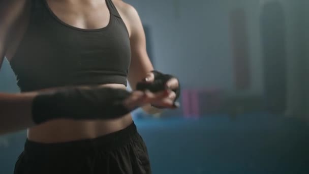 Женская Сила Профессиональный Боец Тренирует Свои Удары Тренируется Боксерском Зале — стоковое видео