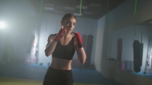 Mujer Luchadora Golpea Patear Saco Boxeo Entrena Sus Golpes Día — Vídeos de Stock